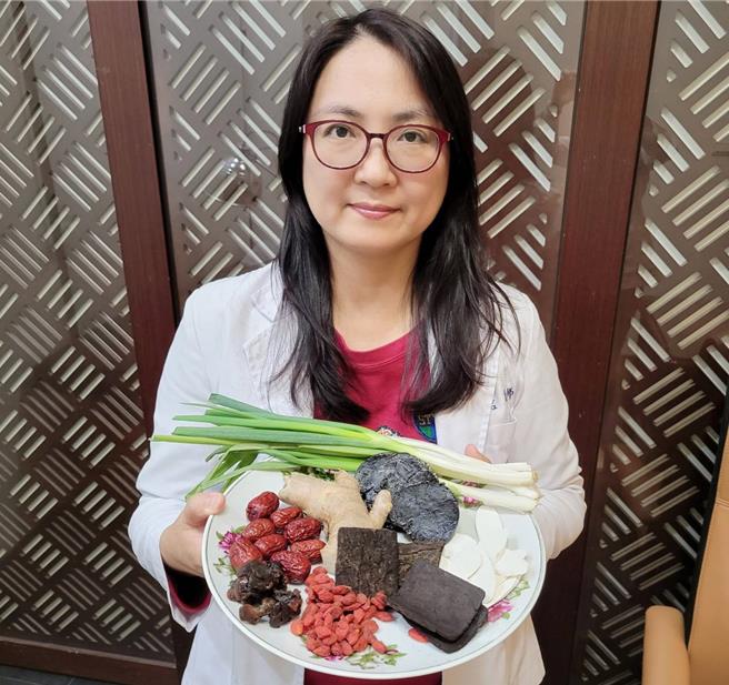 莲桦中医诊所院长蔡惠君指出，在大雪之后阳气开始衰微，可吃一些比较营养、补充热量跟阳气的食物温补阳气。（冯惠宜摄）