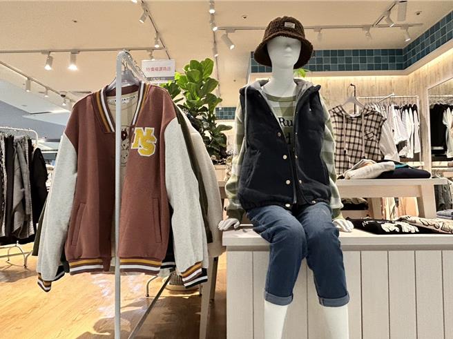 大雪后气温骤降，是心血管疾病好发时节， 中医师建议要特别注意保暖，採用洋葱式的穿法。（冯惠宜摄）