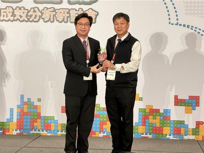 教育部第6届「自主学习节」6日举行，南市获颁全国首座绩优县市奖，由教育局长郑新辉（右）代表受奖。（台南市教育局提供／曹婷婷台南传真）