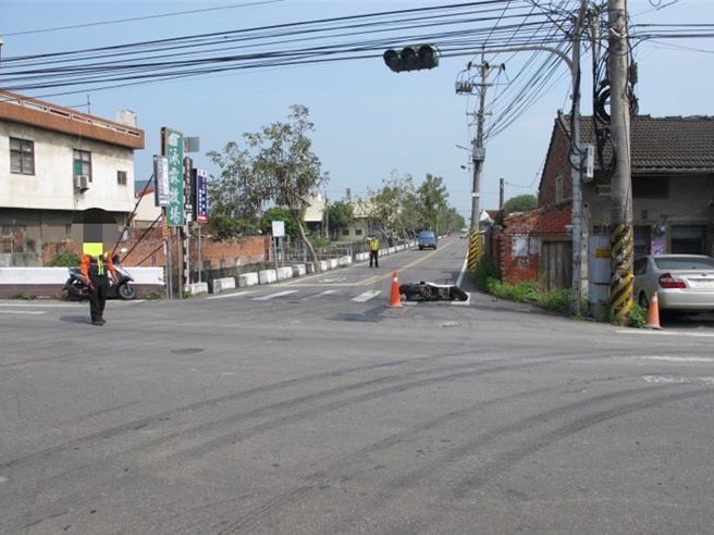 去年3月某工程公司在彰化县秀水乡番花路与正兴路口施作自来水管埋设工程，工程单位申请5名义交，疑似指挥不当导致吴男驾驶重机以时速70公里的速度撞上80岁的洪姓老翁，最终不幸死亡。（民眾提供／吴建辉彰化传真）