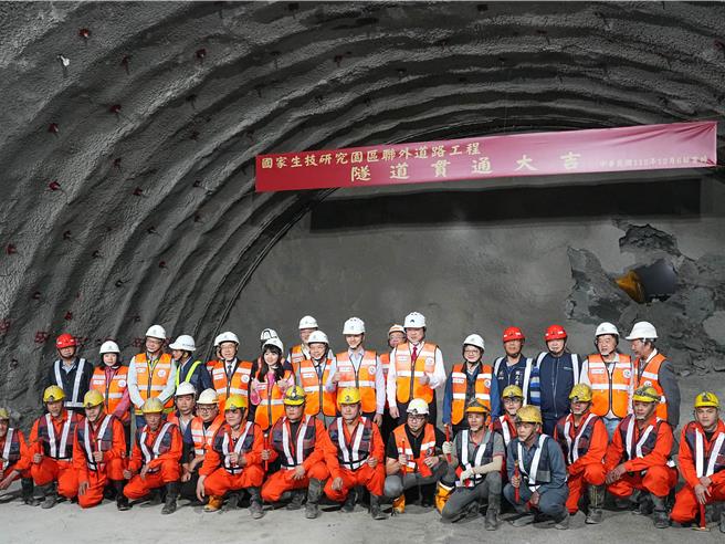 台北市工务局新建工程处办理「国家生技研究园区联外道路工程」，自去年2月25日开工后，在6日举办隧道贯通典礼，台北市长蒋万安、内政部长林右昌双双出席。（黄敬文摄）