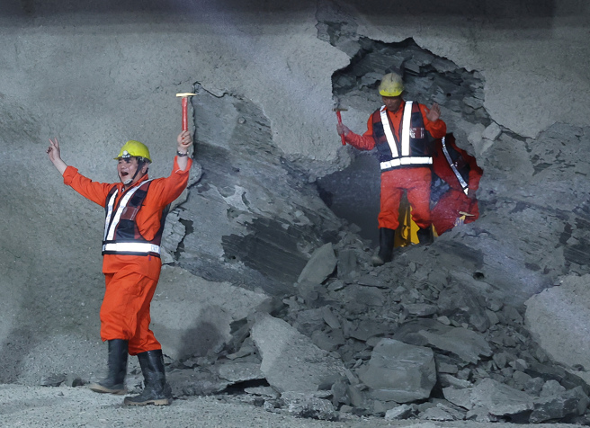 「国家生技研究园区联外道路工程」隧道6日举行贯通典礼，施工人员开心走出贯通隧道。（陈俊吉摄）
