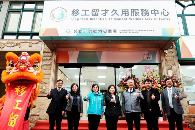 經濟部產發署主秘林德生（左至右）、國發會處長謝佳宜、新竹縣政府秘書長陳季媛、勞動部長許銘春、勞動部發展署長蔡孟良、中小企總副理事長林倬立及竹科管理局長王永壯共同為「移工留才久用服務中心」揭牌。（羅浚濱攝）