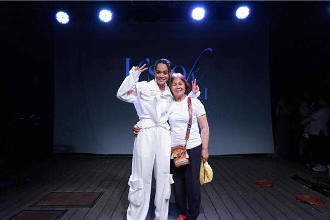 吱吱在台东铁花村办音乐会与阿嬷合照。（有声娱乐提供）