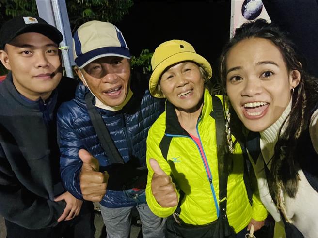 吱吱去年在苗栗演出，阿公阿嬷和弟弟都到场力挺。（有声娱乐提供）