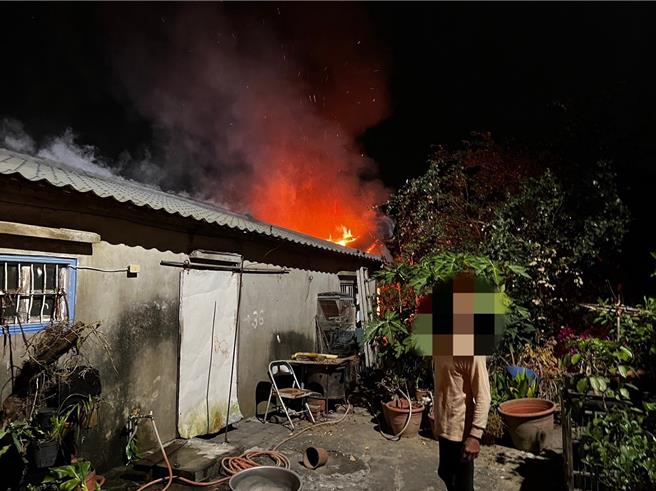 台南市官田区乌山头里一处老旧平房5日晚间发生大火，一名6旬独居老翁及时逃出。（读者提供／张毓翎台南传真）