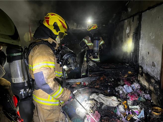 因家园几乎付之一炬，老翁急需协助安置，消防人员转知相关单位介入。（读者提供／张毓翎台南传真）