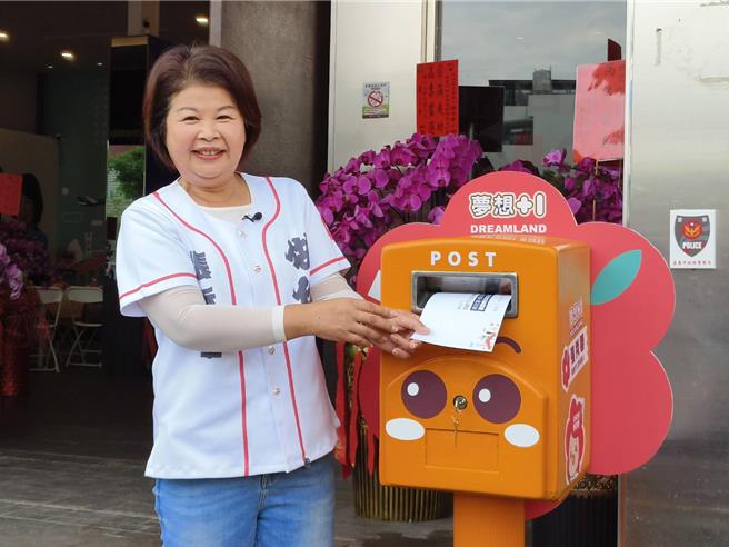 國民黨嘉義市立委參選人張秀華競選總部前設立「幸福郵筒」，張秀華鼓勵大家多投郵發表意見。（廖素慧攝）