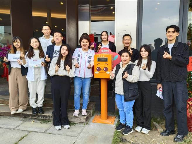 國民黨嘉義市立委參選人張秀華競選總部設置「幸福郵筒」，年輕世代熱情投送對家鄉的期待。（廖素慧攝）