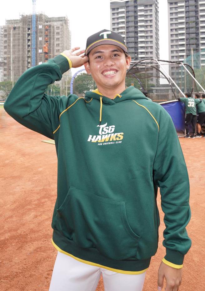 前旅日好手张奕决定返台投入明年中职选秀，目前先随台钢雄鹰练球。（台钢雄鹰提供）