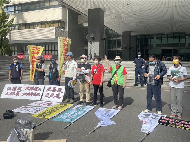 环保团体6日前往高市府四维行政中心外广场抗议，认为南部人呼吸的空气是全台湾最糟糕，肺癌增加率也是北部的15倍，导致每年超过4000人早逝。（洪浩轩摄）