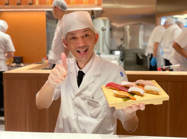 DON DON DONKI大立店的若樱寿司现点现做，图为日籍职人横山诚。（古明弘摄）