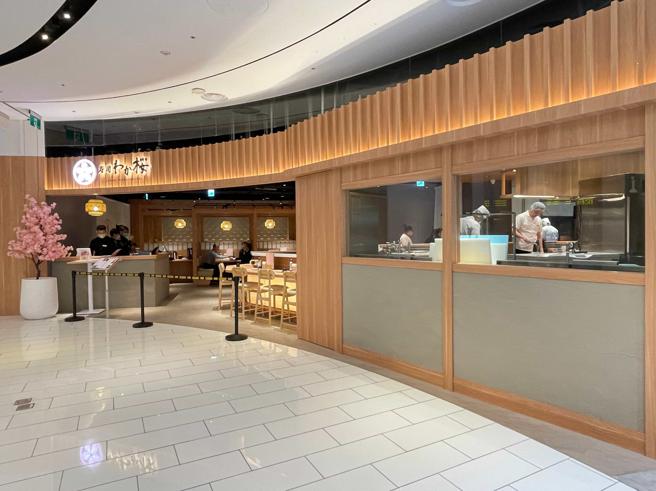 DON DON DONKI大立店的若櫻壽司位於高雄大立A館B1，目前共有76席。（古明弘攝）