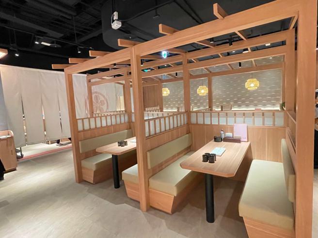 DON DON DONKI大立店的若樱寿司内部装潢採半开放式空间。（古明弘摄）