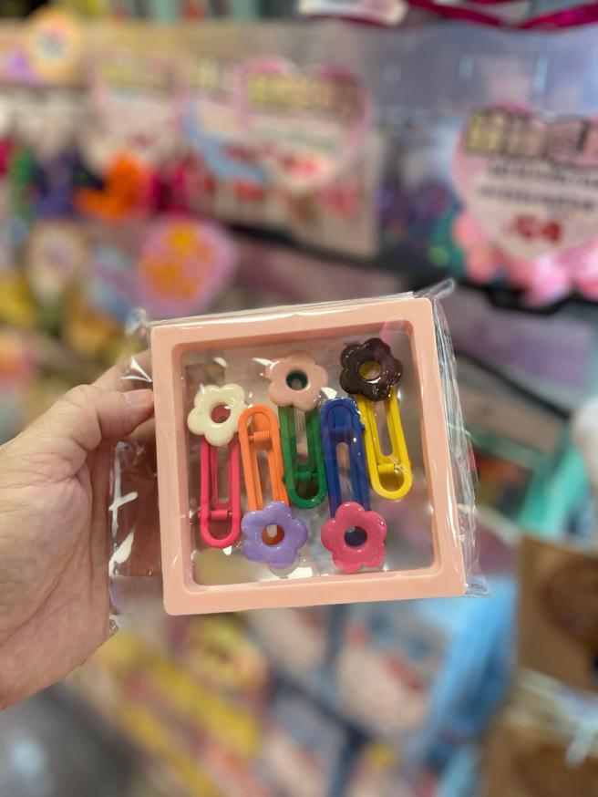 DON DON DONKI大立店COCOKAWAII可爱专区人气商品，ADA彩色髮夹五件组合，优惠价139元。（古明弘摄）