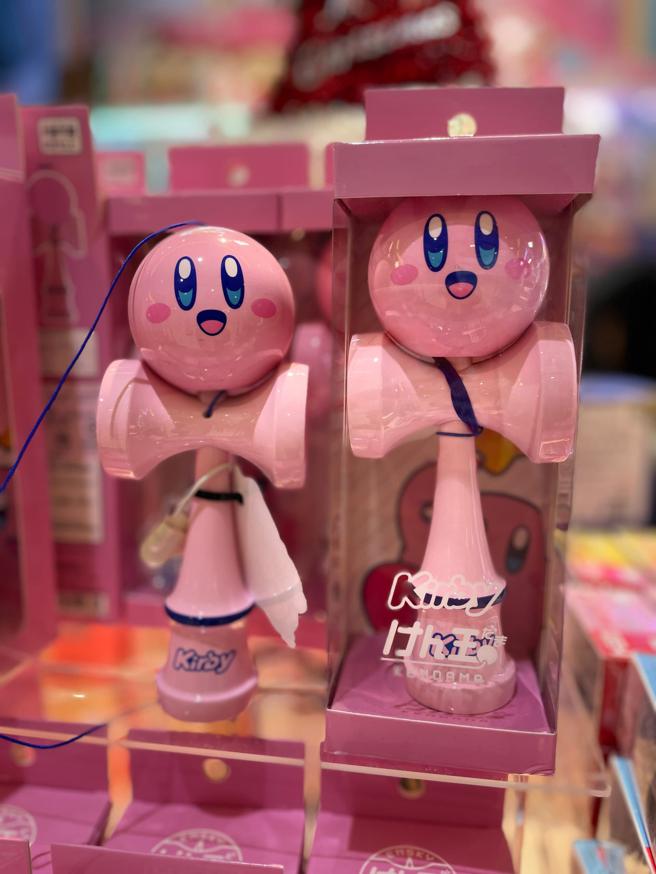 DON DON DONKI大立店COCOKAWAII可爱专区的星之卡比剑玉，999元。（古明弘摄）