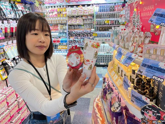 DON DON DONKI大立店COSME DONKI区推出耶诞应景小物，有糖霜苹果护手霜和全身适用的糖霜苹果宝贝霜等可爱商品。（古明弘摄）