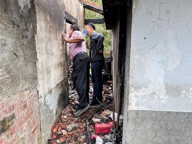 官田区长黄炳元6日上午会同乌山头里胡宏孟里长，代表市长黄伟哲前往受灾户家中关怀致赠慰问金。（读者提供／张毓翎台南传真）