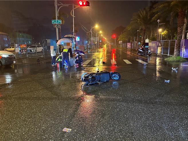 无照16岁张姓少年4日晚间骑乘机车时，不慎在花莲市区路口追撞停等红绿灯的电动自行车，车上的男高中生当场被撞飞，全身多处擦挫伤，所幸送医无大碍。（花莲警分局提供／罗亦晽花莲传真）