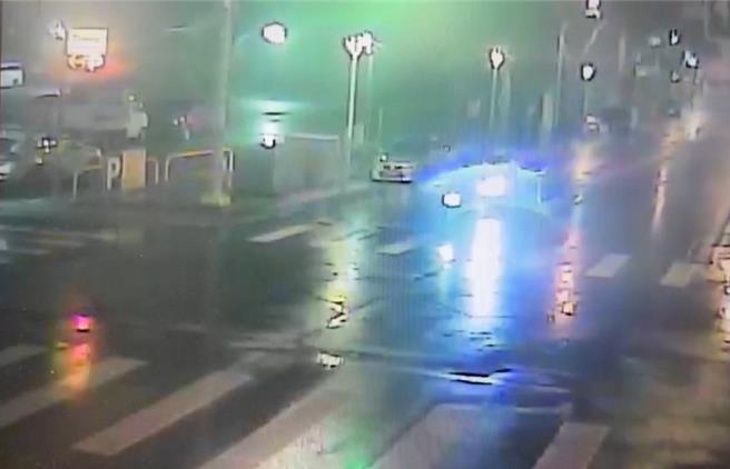 无照16岁张姓少年4日晚间骑乘机车时，不慎在花莲市区路口追撞停等红绿灯的电动自行车，车上的男高中生当场被撞飞，全身多处擦挫伤，所幸送医无大碍。（花莲警分局提供／罗亦晽花莲传真）