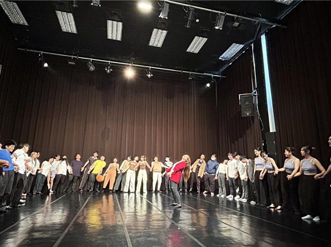 屏東大學科學傳播學系6日推出首屆「DANCE SCIENCE」實驗劇場，10組學生又跳又演，向美國推動的「跳出你的博士論文」致敬。（謝佳潾攝）