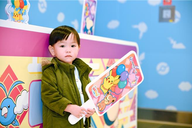 機捷「飛翔皮卡丘彩繪列車」廣受大小朋友歡迎，桃捷公司加碼設置超萌寶可夢打卡牆。（桃捷提供／蔡明亘桃園傳真）