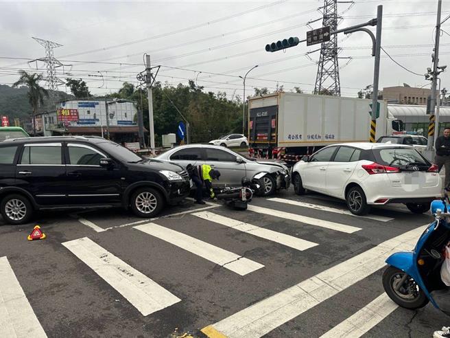 姚男昨午驾车闯红灯，连撞3部汽机车，造成2人受伤送医。（新店警分局提供）