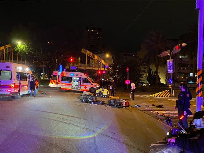 严男昨晚驾车行经新店中兴路，未依号志违规左转，不慎撞上2部机车，导致2名骑士受伤送医。（新店警分局提供）