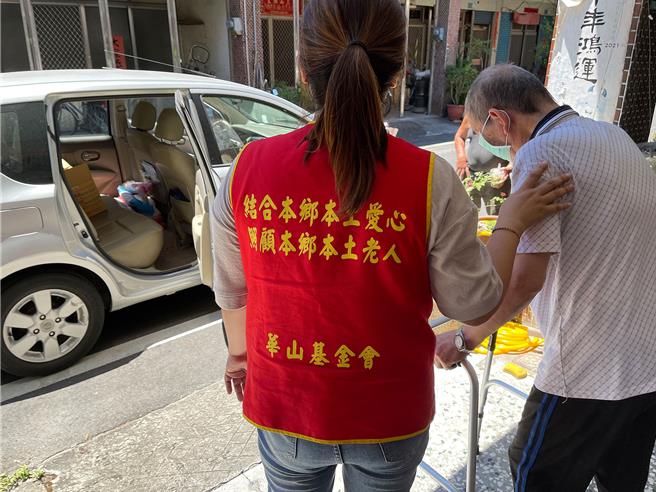 华山基金会全台各爱心天使站1年的善款比往年少近5000万元，基金会担心运作、服务受影响，图为华山基金会日常访视服务画面。（华山基金会宜兰县站提供／李忠一宜兰传真）