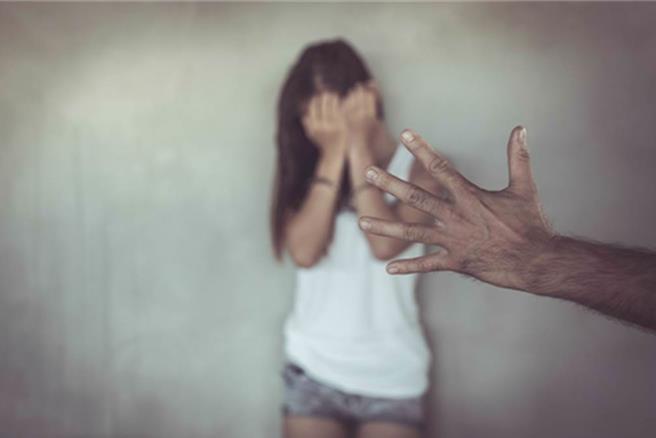 田姓男子数度对前来超商实习少女伸狼爪，他赶紧赔钱换和解。（示意图／Shutterstock）