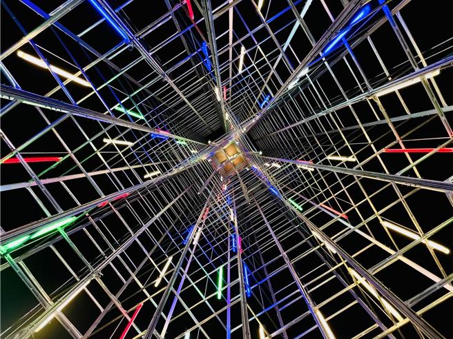 「宝岛万花」灯光设计如万花筒般，象徵热闹的跨年新春时光。（台文馆提供／曹婷婷台南传真）