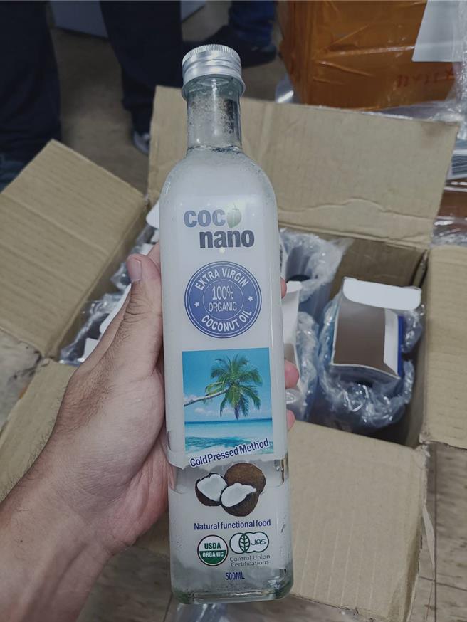 吕男与马来西亚不详卖家联络，计画利用椰子油玻璃瓶内装液态甲基安非他命，假冒椰子油空运快捷寄送来台，企图瞒天过海，但被关务人员查获，通报基隆地检署抓人，最终全数移送法办。（基隆地检署提供／徐佑升基隆传真）