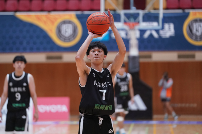 南应科大洪玮泽12分。（大专体总提供）