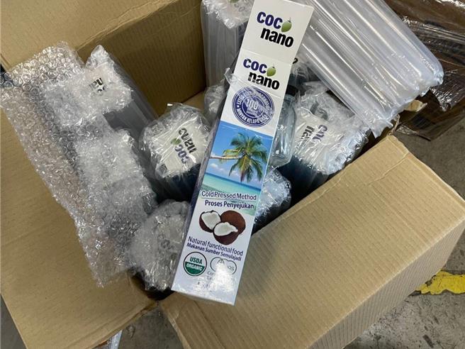 吕男与马来西亚不详卖家联络，计画利用椰子油玻璃瓶内装液态甲基安非他命，假冒椰子油空运快捷寄送来台，企图瞒天过海，但被关务人员查获，通报基隆地检署抓人，最终全数移送法办。图为「假椰子油」，每箱10瓶，不透过仪器侦测难以察觉。（基隆地检署提供／徐佑升基隆传真）