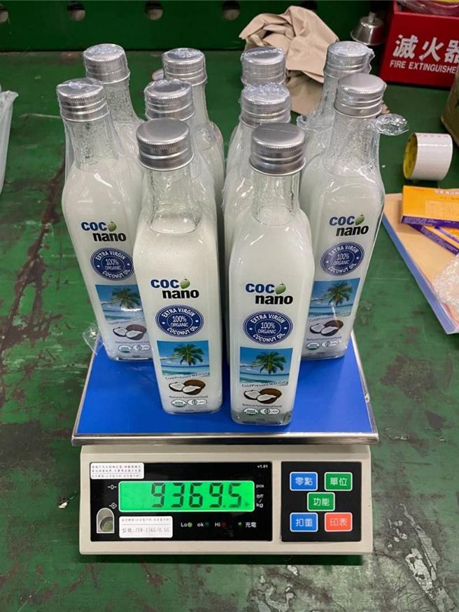 吕男与马来西亚不详卖家联络，计画利用椰子油玻璃瓶内装液态甲基安非他命，假冒椰子油空运快捷寄送来台，企图瞒天过海，但被关务人员查获，通报基隆地检署抓人，最终全数移送法办。图为「假椰子油」，不透过仪器侦测难以察觉。（基隆地检署提供／徐佑升基隆传真）