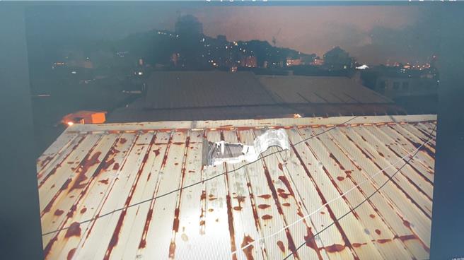 竊賊破壞鐵皮屋屋頂進入屋內行竊。（翻攝畫面）