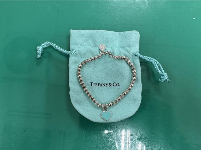 警方起出被害人失竊的飾品。（翻攝畫面）