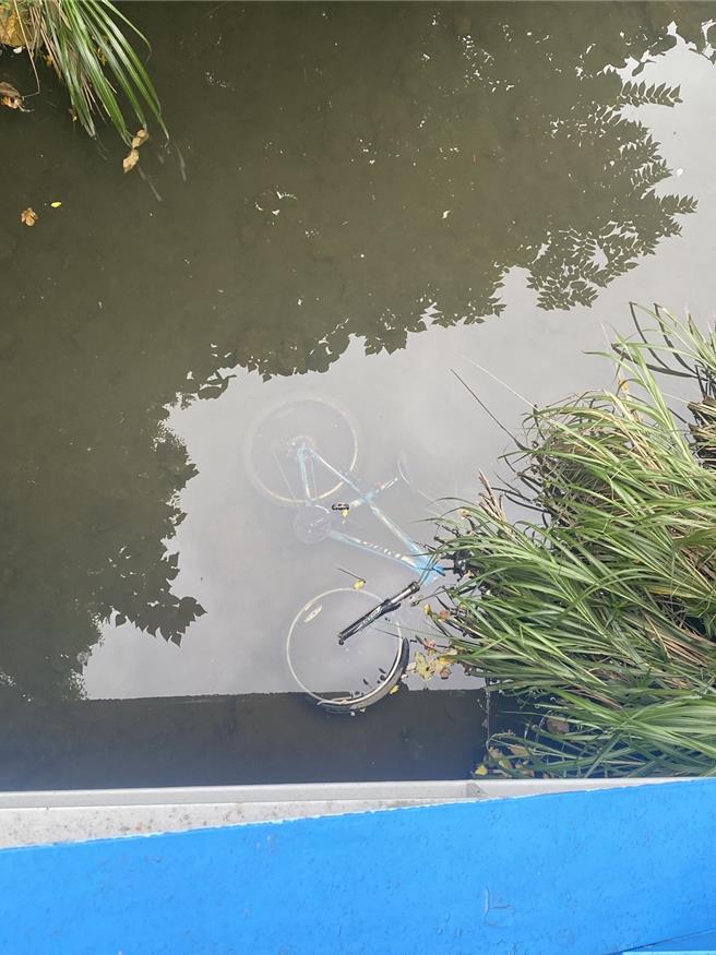 竊賊騎乘偷來的腳踏車離開，並丟棄在外雙溪中。（翻攝畫面）