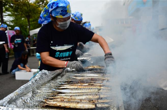 2023大海開吃系列活動最後一場將於12月9日至10日在高雄前鎮漁港西岸碼頭登場，現場將安排民眾體驗烤秋刀魚（見圖）活動。（高雄市海洋局提供／林瑞益高雄傳真）