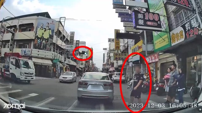 行人看完燈號，還是硬要通過路口，駕駛相當氣憤。（翻攝爆料公社）