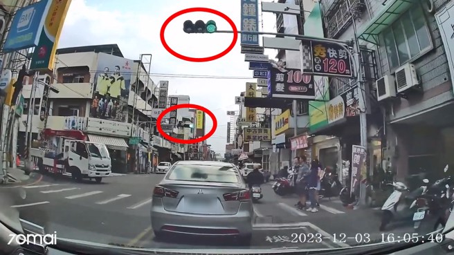 行人看完燈號，還是硬要通過路口，駕駛相當氣憤。（翻攝爆料公社）