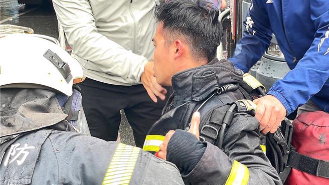 台东市中华路二段电器行2、3楼今下午不明原因起火燃烧，消防局获报出动11车、30人前往救援，2组搜救人员全副武装深入火场搜索受男童。（萧嘉蕙摄）