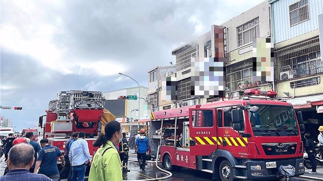 台东市中华路二段电器行2、3楼今下午不明原因起火燃烧，消防局获报出动11车、30人前往救援，2组搜救人员全副武装深入火场搜索受男童。（萧嘉蕙摄）