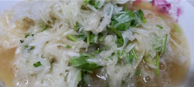 客家文化研究者邱国源表示，渐失传的蜜汁萝卜，只要蜂蜜、香菜、萝卜及盐巴混和一起，料理出来的蜜汁萝卜，不仅润肺也帮助消化。（邱国源提供／林雅惠高雄传真）