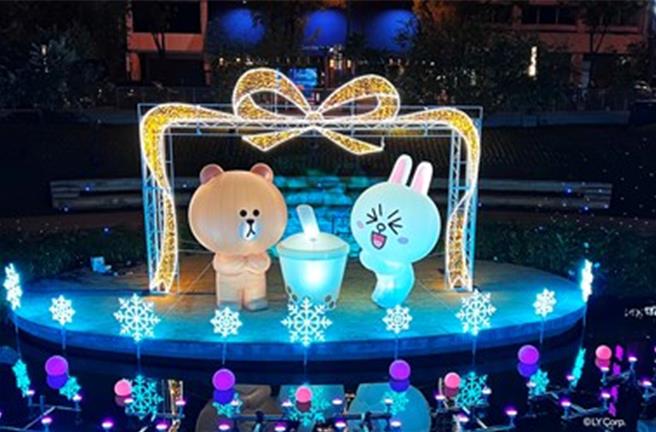 台中耶诞活动柳川展区今年规画「珠宝盒剧场」，LINE FRIENDS明星熊大与兔兔在灯光、音乐及柳川河水陪衬下演出水舞。(台中市府提供)