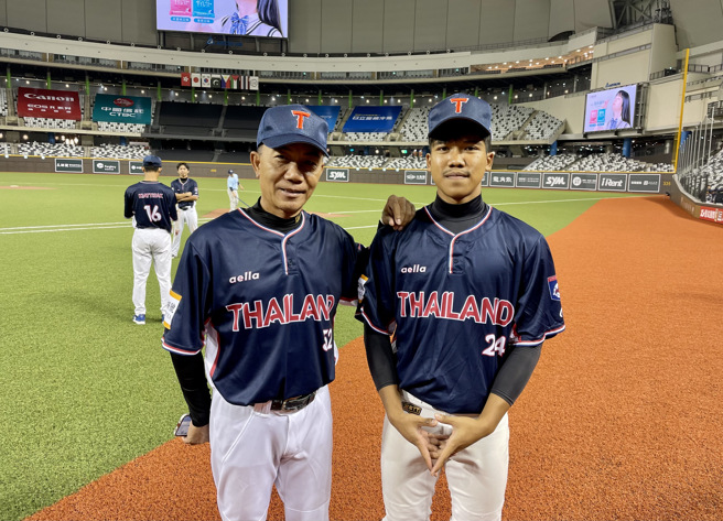 亚锦赛泰国队总教练兴鸿（Thanakij Hienghom，左）看好年仅18岁的拉克诺伊（Wetphisit Raknoi）成为未来主力。（毛琬婷摄）