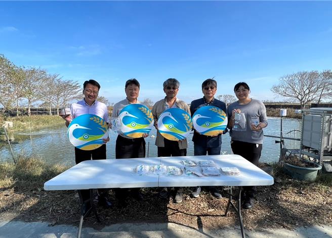 嘉义县政府向内政部国家公园署提出「嘉义县沿海地区溼地标章友善养殖」申请，共有3家溼地周边养殖户获「溼地标章」证书。（嘉义县政府提供∕吕妍庭嘉义传真）