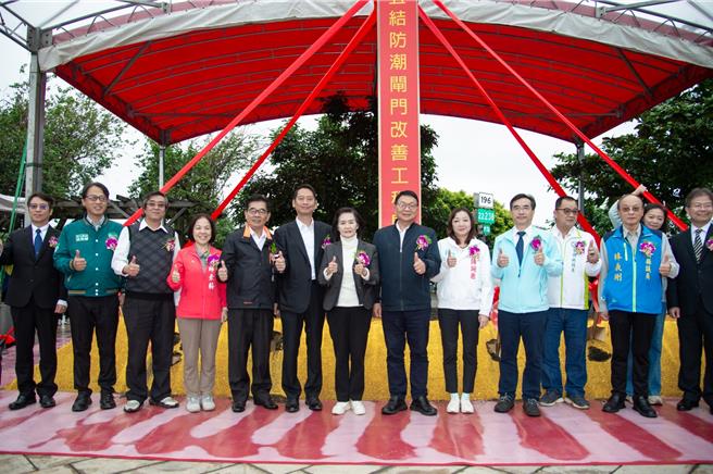 今日在宜兰县长林姿妙（左七）、水利署副署长林元鹏与地方各界代表等共同见证下，举行防潮闸门改建工程动土典礼。（宜兰县政府提供／吴佩蓉宜兰传真）