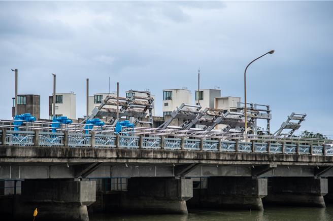 宜兰县五结防潮闸门为冬山河出口的重要水工构造物，建成至今已逾50年，受地震及锈蚀老化影响，主体结构已受损。（宜兰县政府提供／吴佩蓉宜兰传真）