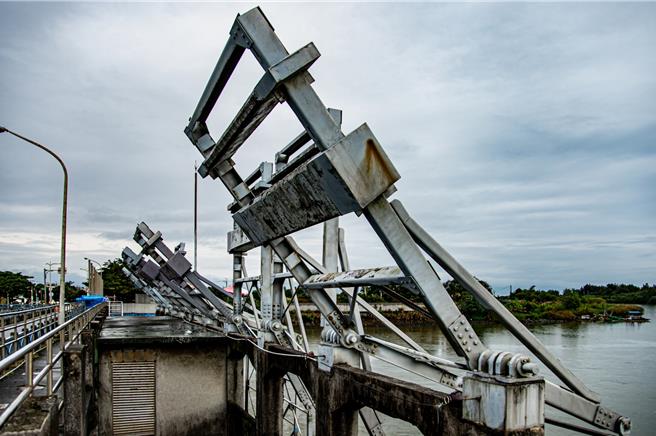 宜兰县五结防潮闸门为冬山河出口的重要水工构造物，建成至今已逾50年，受地震及锈蚀老化影响，主体结构已受损。（宜兰县政府提供／吴佩蓉宜兰传真）